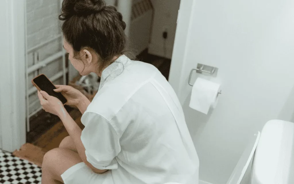 Científicos relacionan problemas de hemorroides con el uso del teléfono en el baño.