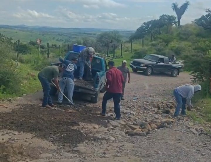 Comunidades se organizan para reparar caminos rurales afectados por lluvias