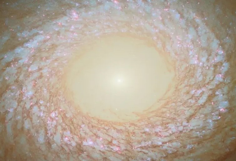Astrónomos desconcertados ante NGC 2775, la galaxia que desafía las Leyes de clasificación