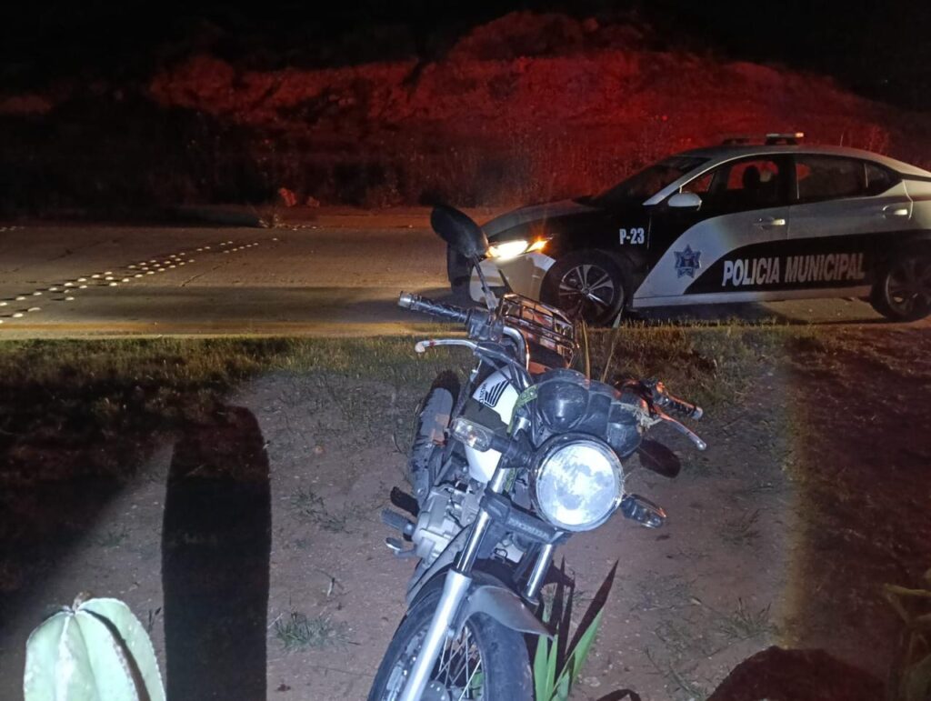 Hombre cae de motocicleta en la Vía Corta y resulta lesionado