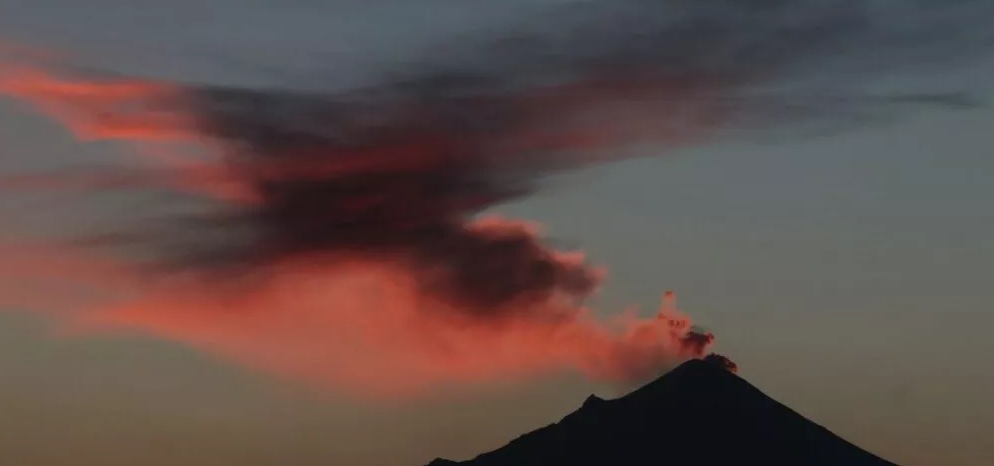VIDEO: Misteriosos ‘duendes rojos’ iluminan el cielo sobre el Popocatépetl