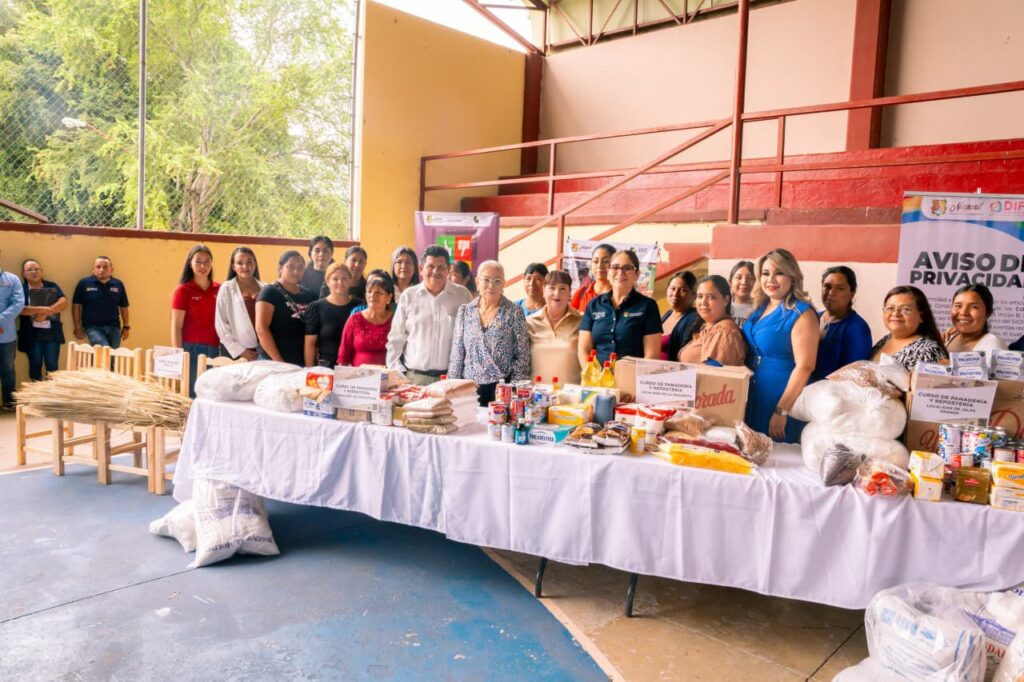 Familias de Ahuacatlán agradecen a Beatriz Estrada por fortalecer su alimentación