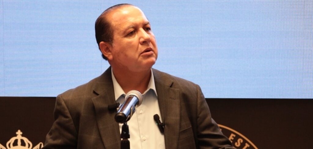 Glosa del Tercer Informe sin confrontación ideológica, el llamado del diputado Alanís