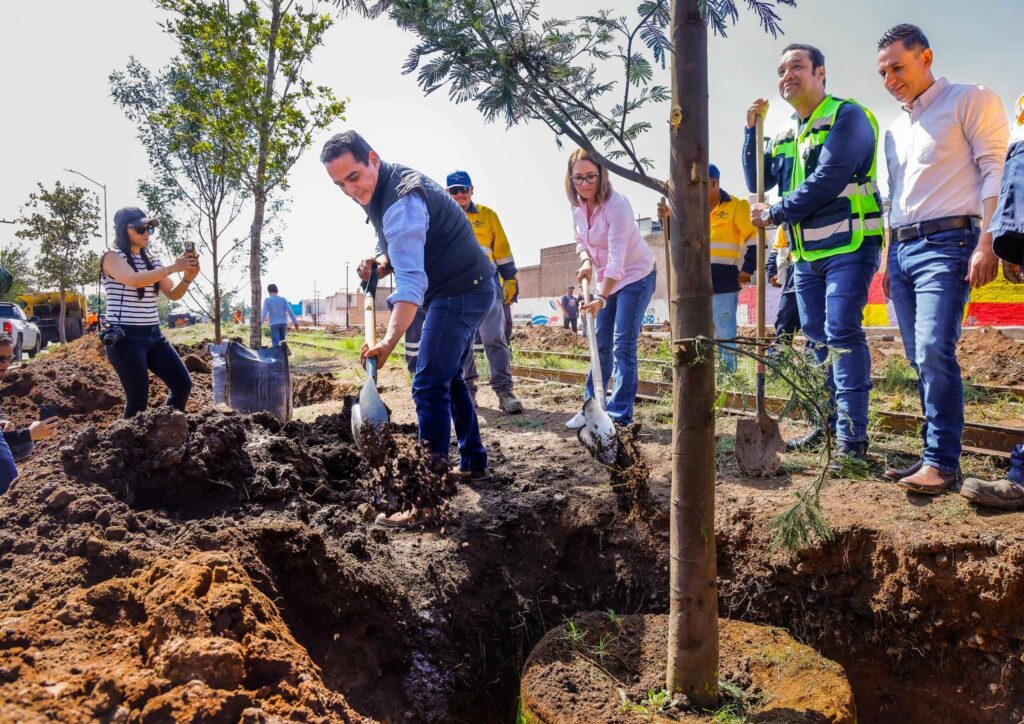 Nuevos árboles en el Parque Lineal, ahora Durango respira mejor: Toño Ochoa