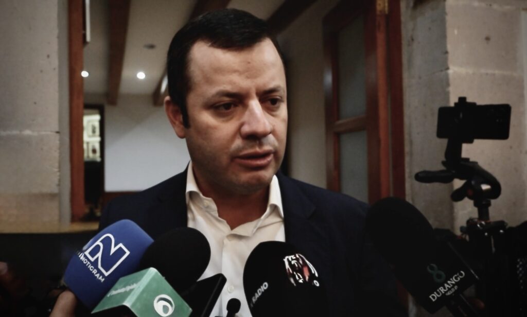 Carreteras en malas condiciones, prioridad para el Noroeste de Durango: César Rivas
