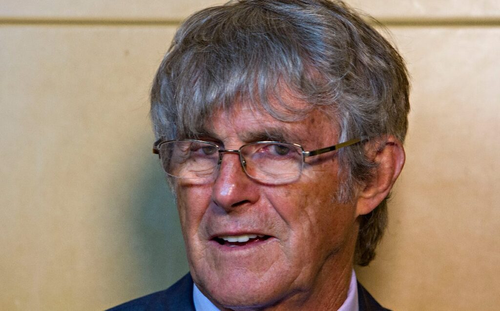 Bora Milutinovic pide a Chivas romper con su tradición y jugar con extranjeros.