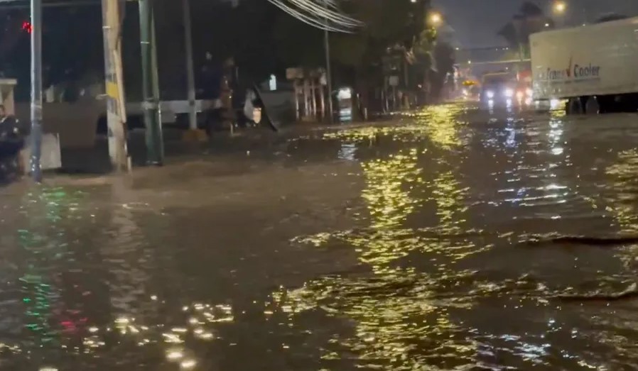 VIDEO: Reportero sufre caída en coladera durante cobertura