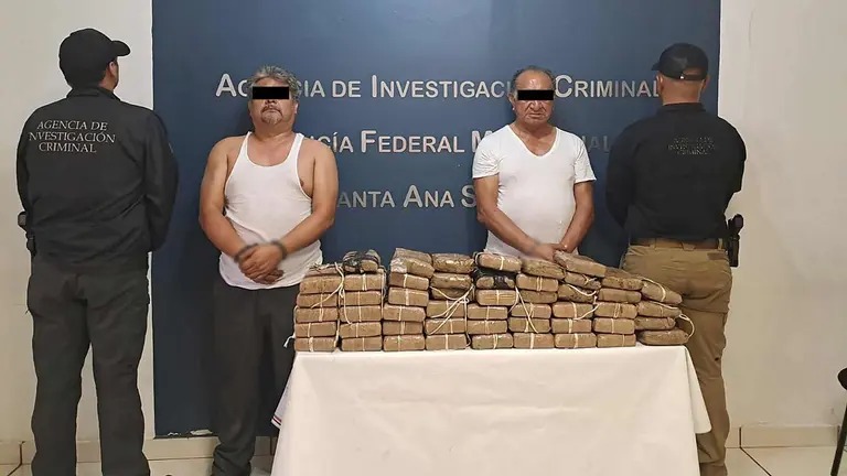 Detienen a dos sujetos por transportar 50 kilos de heroína en autobús de pasajeros en Sonora