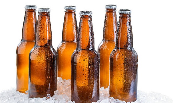 Lady Chelas en acción: roba cerveza y agrede a cajera