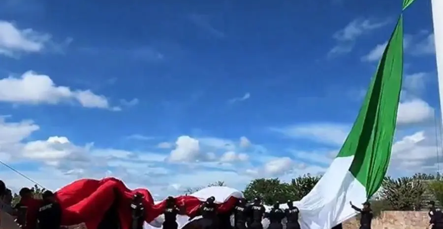 VIDEO: Bandera monumental se rompe durante el Grito