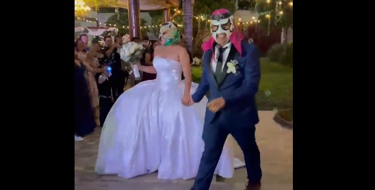 VIDEO: Novios dejan el vals y sorprenden con un combate en su boda