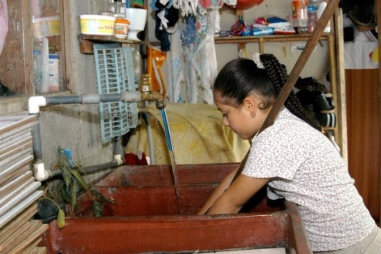 Niñas mexicanas dedican el doble de tiempo que los niños a tareas domésticas: UNICEF