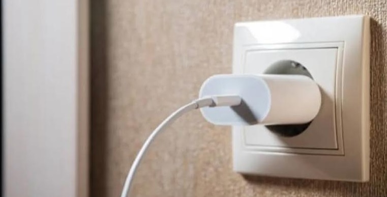 ¿Es peligroso dejar el cargador del celular conectado todo el día?