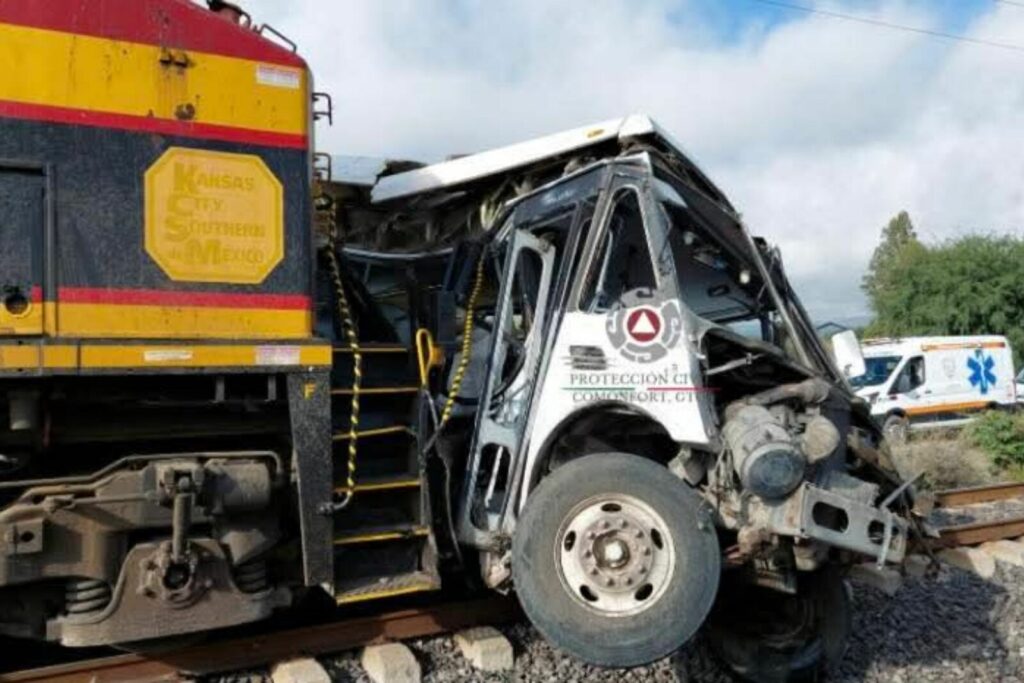 Choque entre camión y tren deja cinco personas sin vida en Guanajuato.
