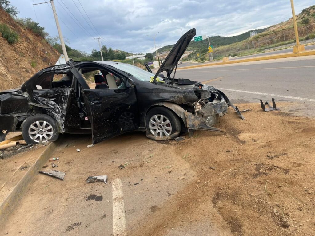 Jóvenes lesionados en fuerte choque en la vía corta a Chihuahua