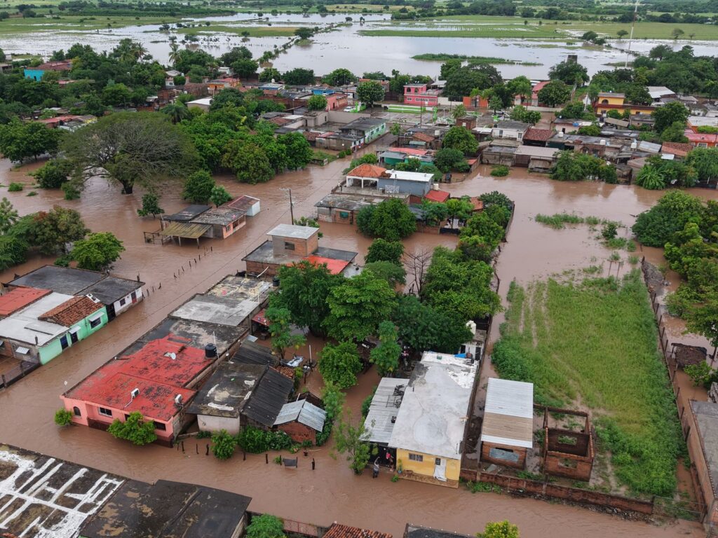 Cierran paso vehicular Tuxpan-Peñas por aumento del Río San Pedro