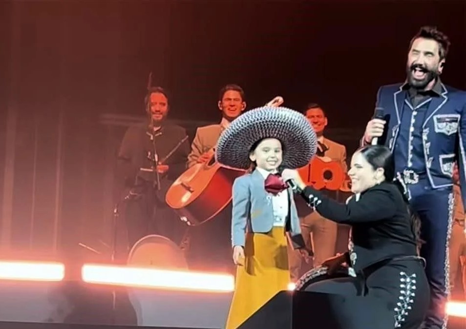 Alejandro Fernández regresa a los escenarios y su nieta se roba el show