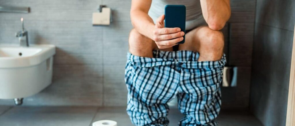 ¡Cuidado! Revisar el celular en el baño podría aumentar 46% el riesgo de hemorroides