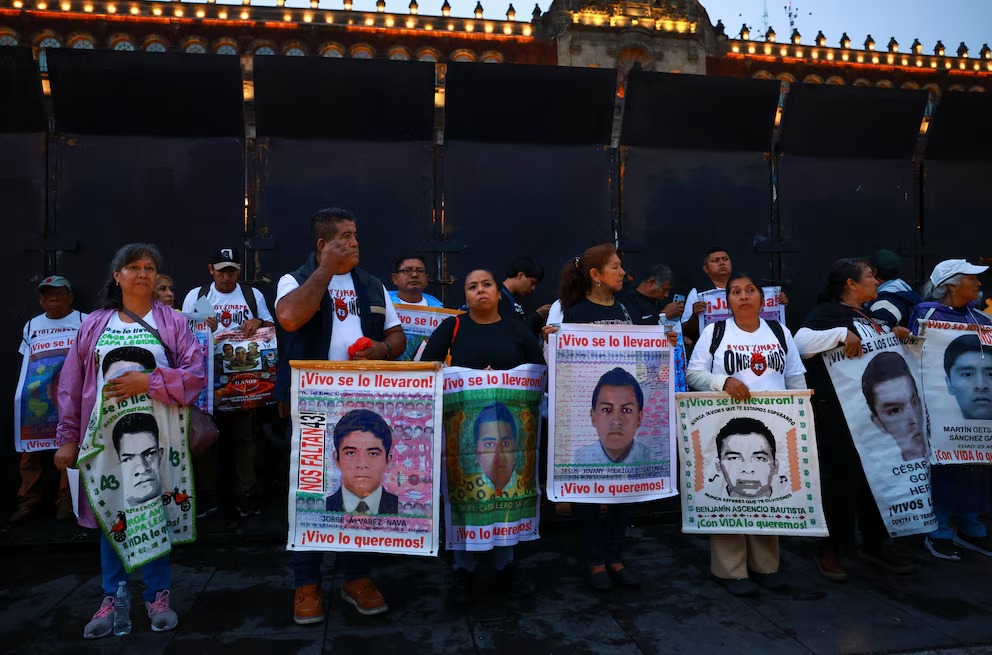 Miles marchan en CDMX a 11 años de la desaparición de los 43 normalistas de Ayotzinapa