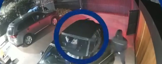 VIDEO: Hombre ahuyenta a ladrones… ¡ladrando como perro!