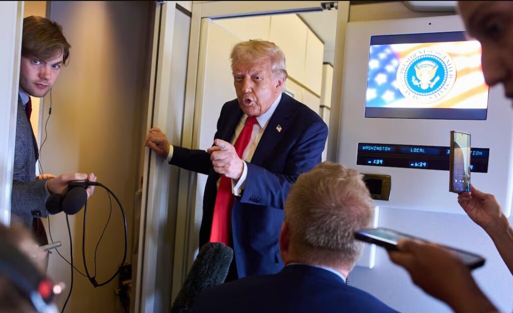 Trump amenaza con quitar licencias a televisoras que lo critiquen