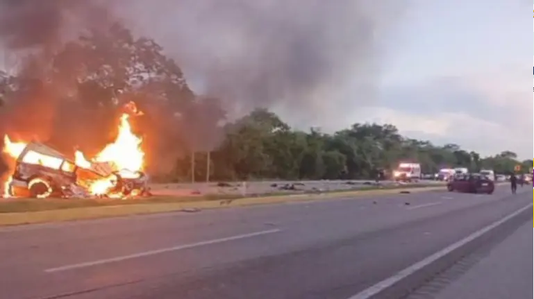 Accidente entre taxi y camiones de carga deja 15 muertos en Yucatán