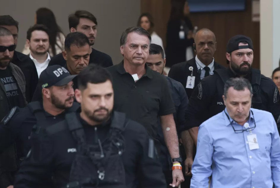 Bolsonaro se somete a procedimiento en hospital y regresa a arresto domiciliario en Brasil