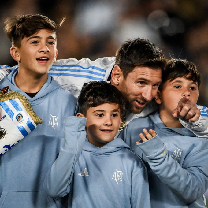 Por la puerta grande; con noche redonda Messi jugó su último partido en Argentina con la albiceleste.