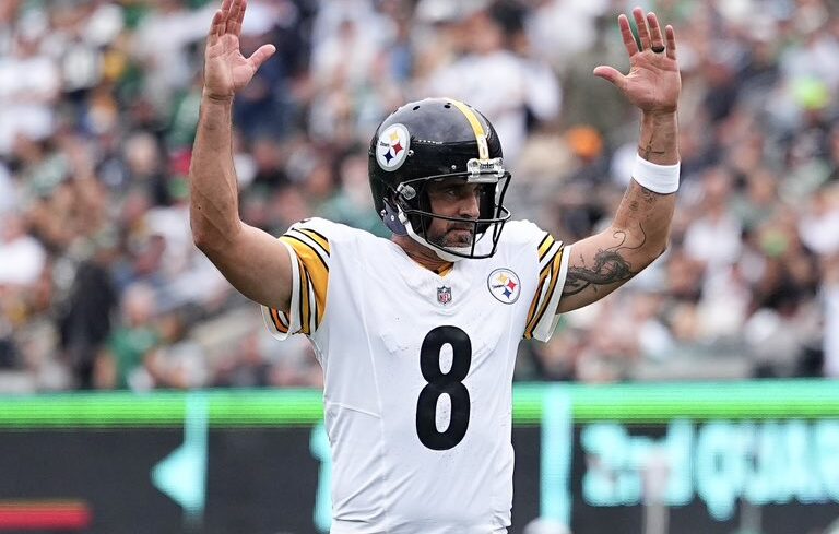 Rodgers brilla en su debut con Steelers ante su ex equipo.