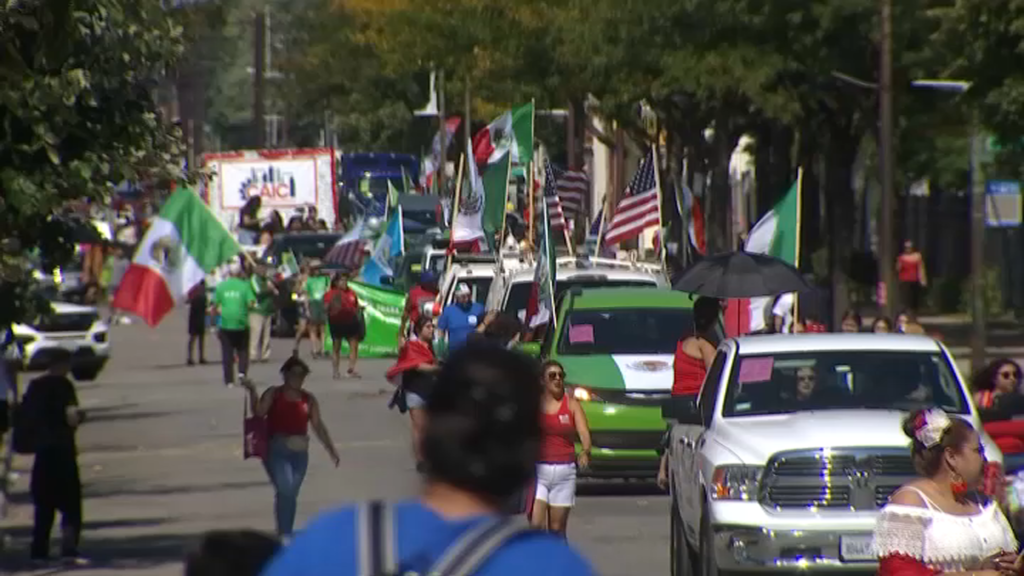 Mexicanos celebran Día de la Independencia en Chicago pese a amenazas migratorias