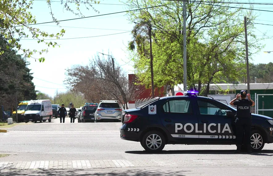 Adolescente de 14 años dispara y se atrinchera en una escuela de Argentina