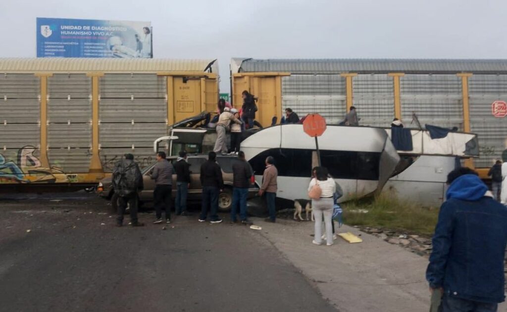 VIDEO: Tren embiste autobús en Atlacomulco; hay 8 muertos y decenas de heridos