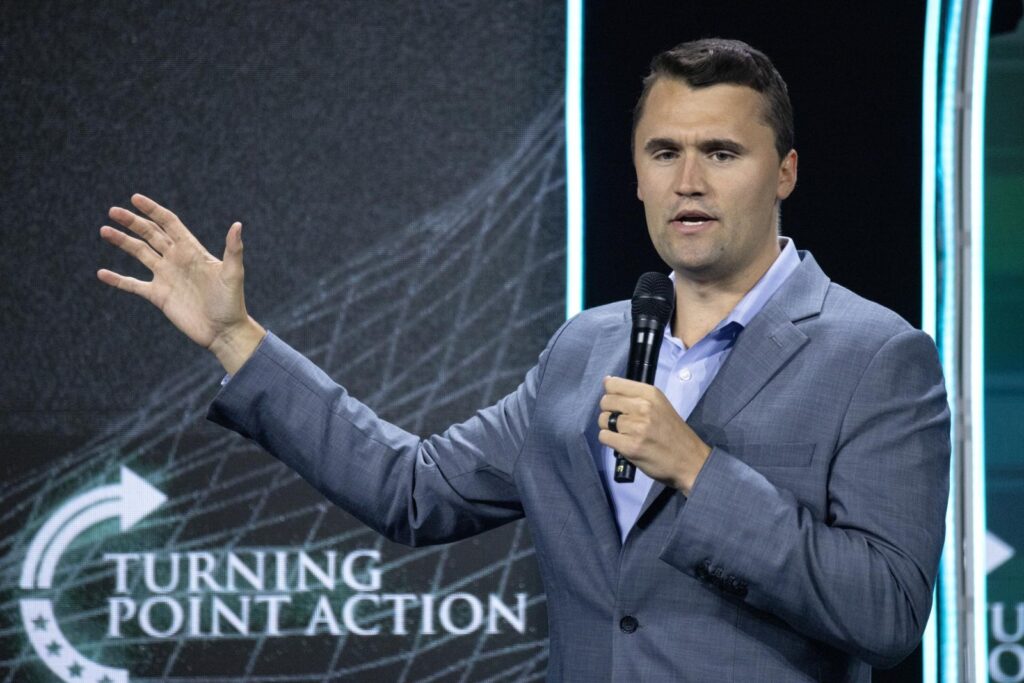 Video: Charlie Kirk, aliado de Trump, es baleado durante un evento en EU