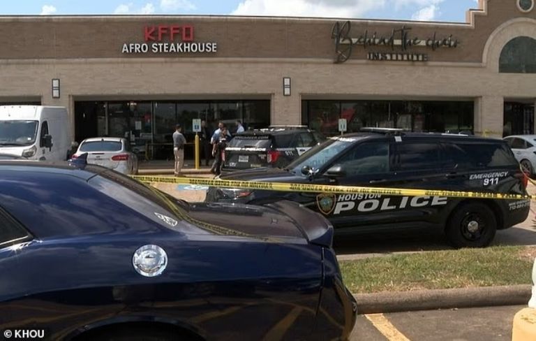 Hombre muere en restaurante y meseros sacan el cuerpo a la calle; nadie llamó a emergencias