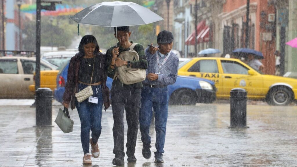 Seis fenómenos que están cargando de lluvia a México hoy