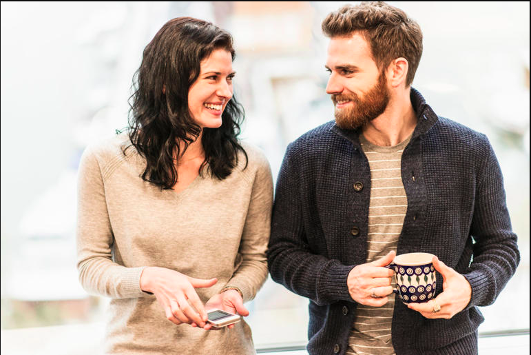 La Ciencia revela que ‘Echar Chisme’ con tu pareja mejora la relación y la felicidad