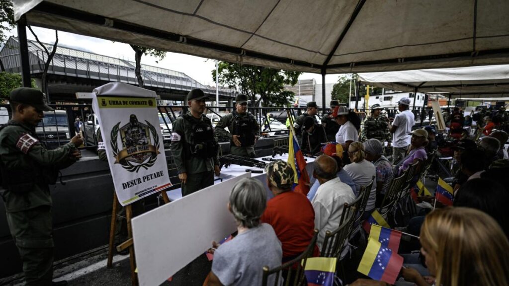 Venezuela capacita a civiles en manejo de armas ante tensiones con EE.UU.