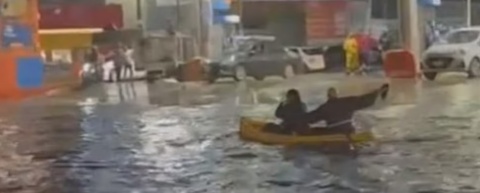 VIDEO: Jóvenes conquistan calles inundadas en kayak