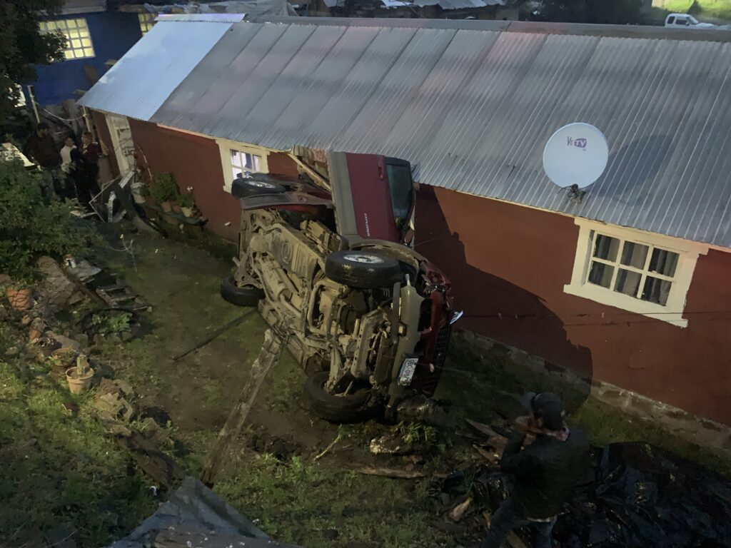 Camioneta cae dentro de una vivienda en la colonia Calles