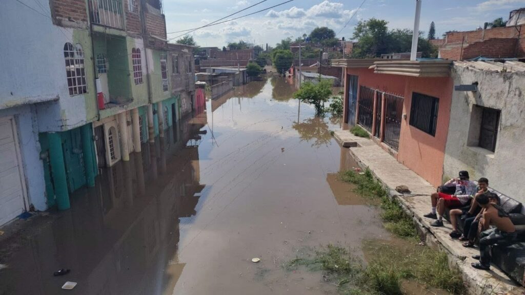 Desbordamiento del río Lerma afecta a comunidades de Ayotlán