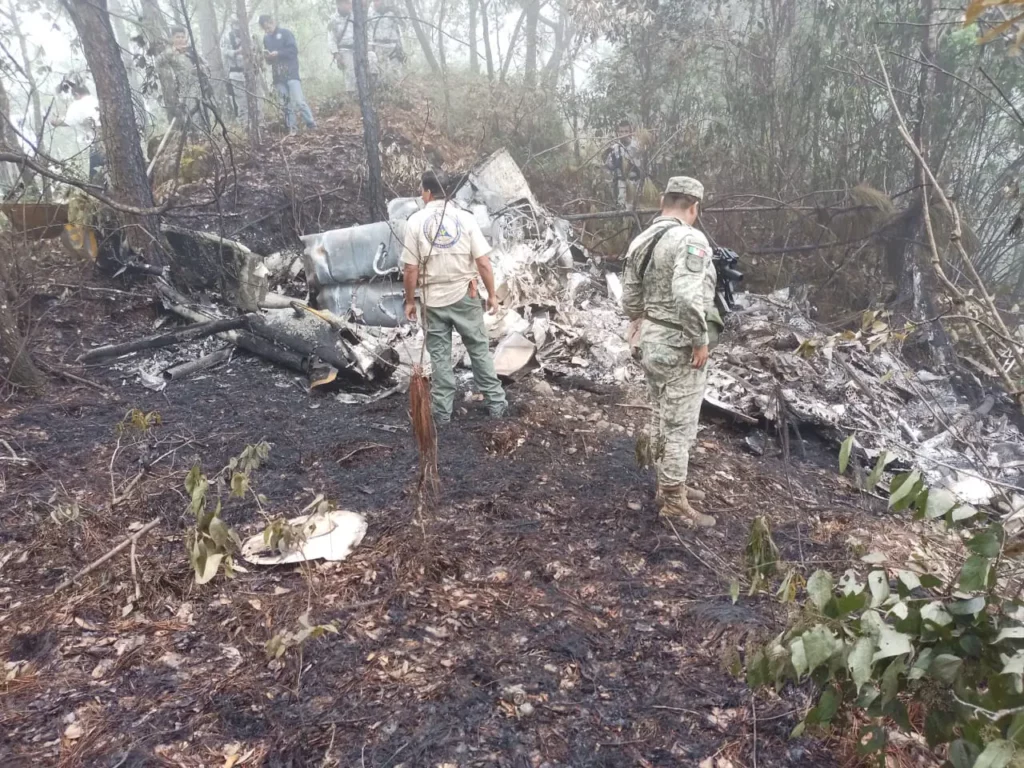 Rescatan cuerpos de tripulantes de helicóptero de la CFE