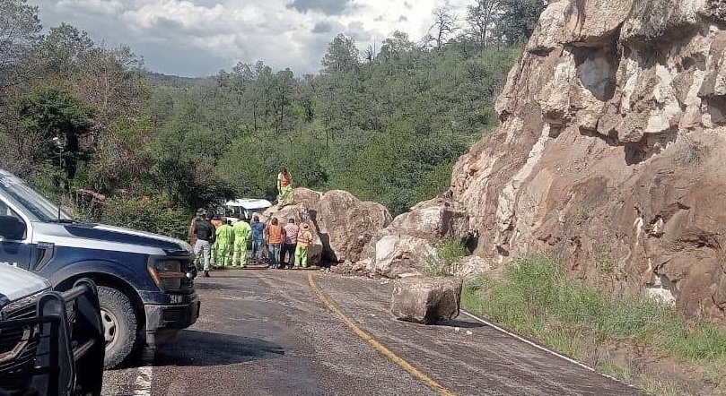Piedras de gran tamaño bloquean carretera Tepehuanes–Guanaceví