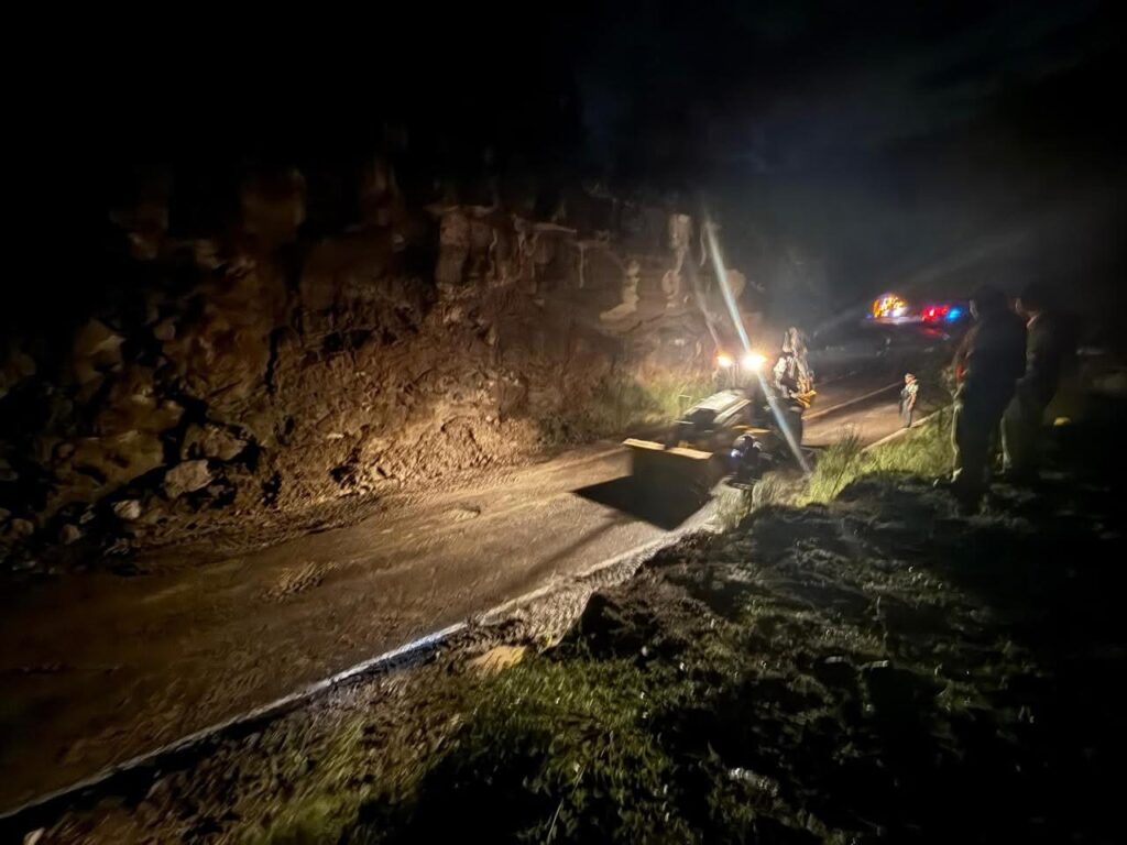 Restablecen circulación en carretera Tepehuanes–Guanaceví tras caída de piedras de gran tamaño