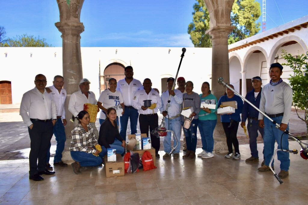 Entregan equipo y herramientas para fortalecer servicios públicos en Peñón Blanco