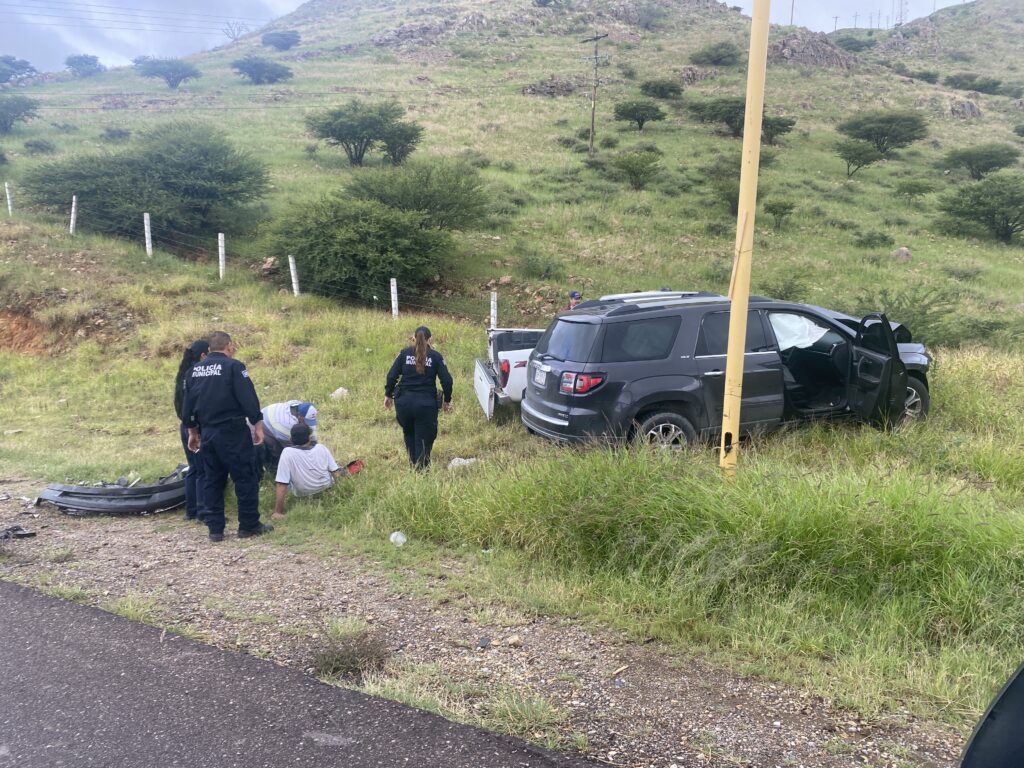 Aparatoso choque en periférico deja dos lesionados