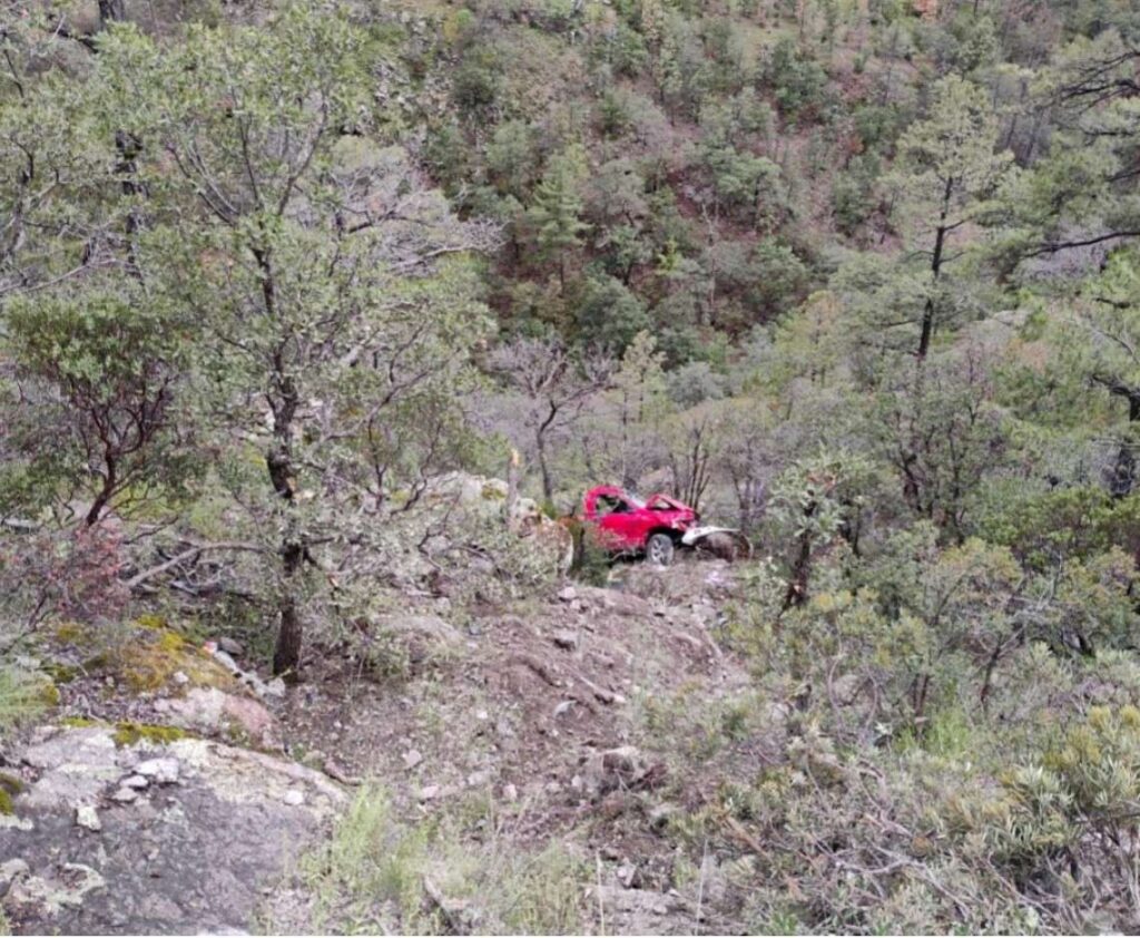 Joven muere al caer troca a barranco en Carichí