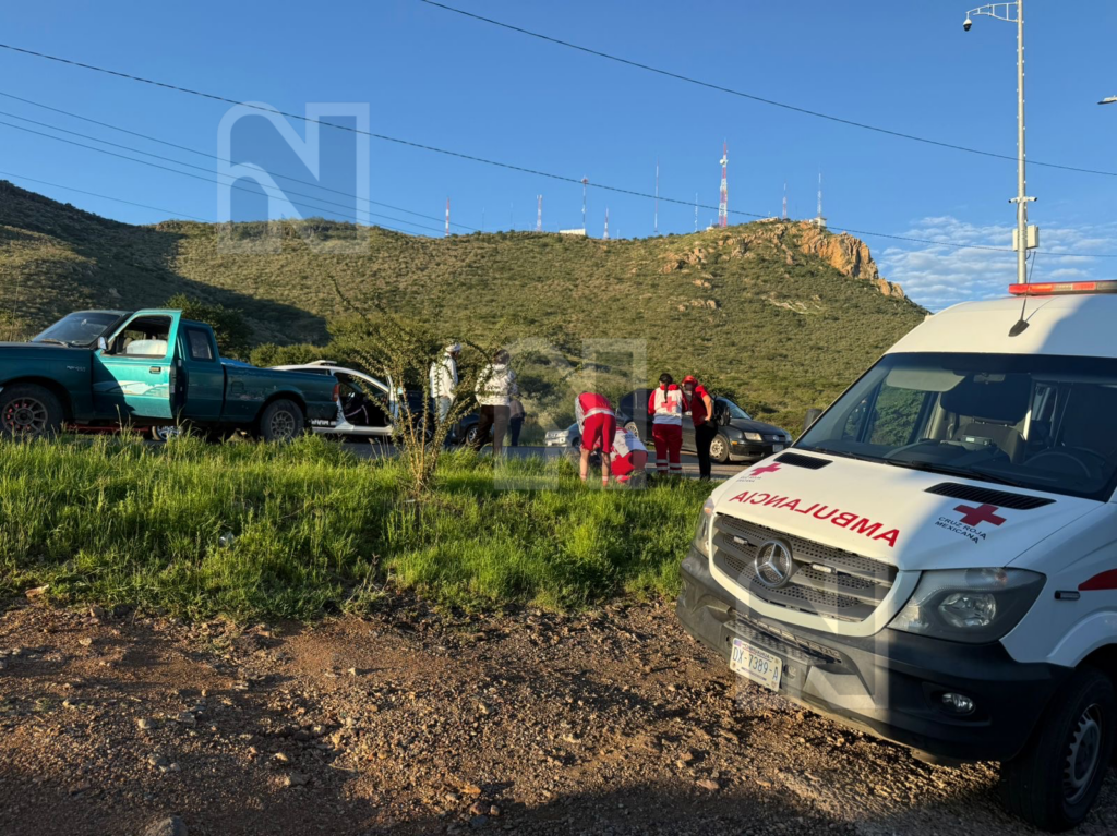 Choque en periférico deja a bebé y adulto mayor lesionados
