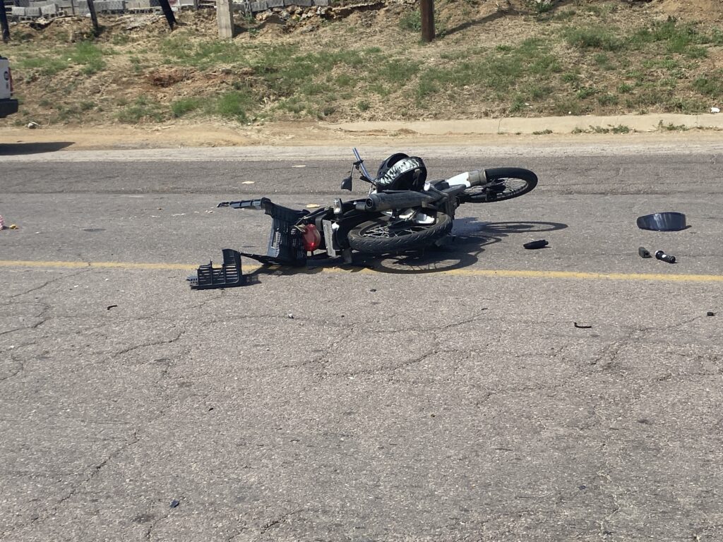 Motociclista grave tras choque con pick up