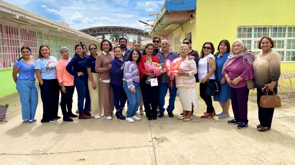 Mtra. Sandra Luz Cabello Marín se despide del Jardín de Niños Ricardo Castro tras 30 años de servicio