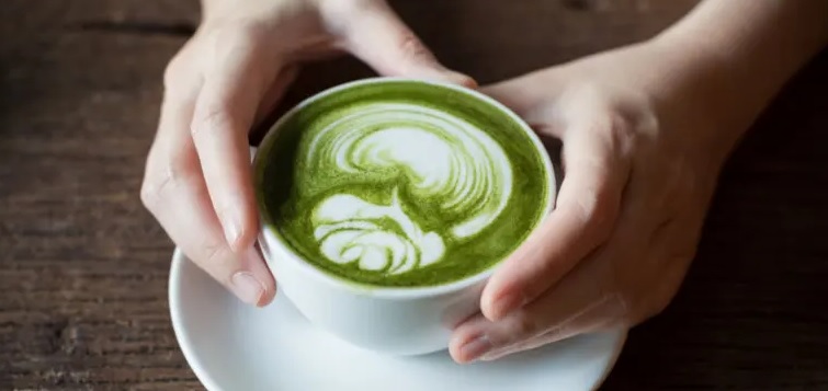 VIDEO: Joven termina hospitalizada por consumir demasiada matcha